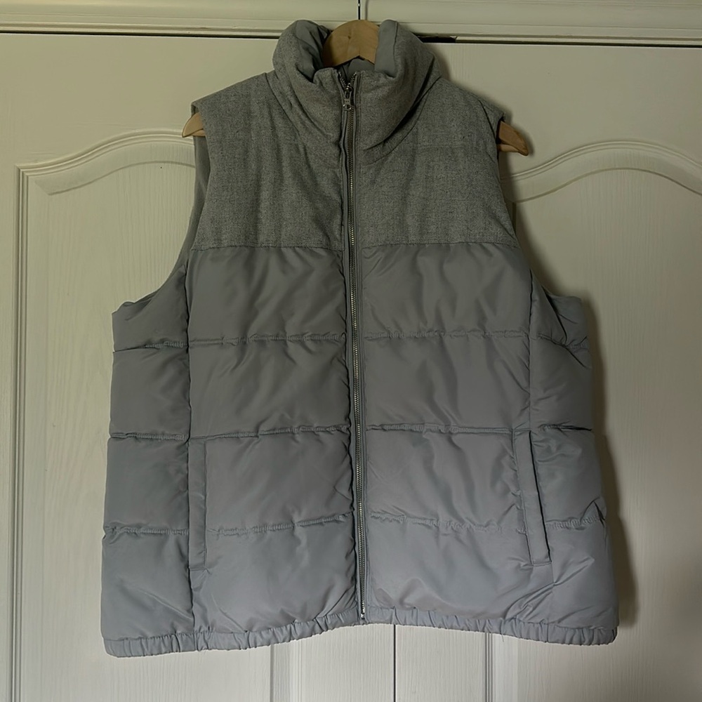 Old navy women’s puffer vest, gray size XXL